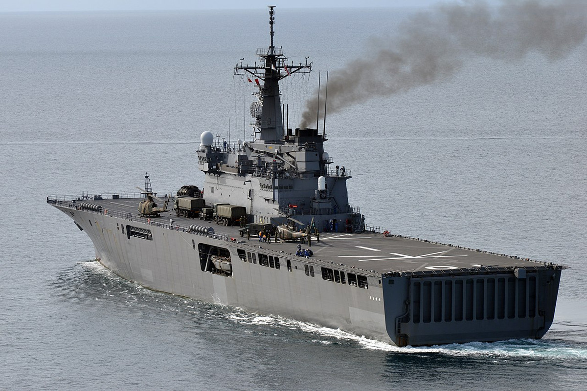 Đặc biệt là 3 chiếc tàu đổ bộ lớn lớp Osumi cho JMSDF, chiếc tàu mang dáng dấp của tàu sân bay hạng nhẹ với cấu trúc thượng tầng mạn phải, một đường băng lớn cho phép vận hành nhiều máy bay trực thăng. Ảnh: Wikipedia