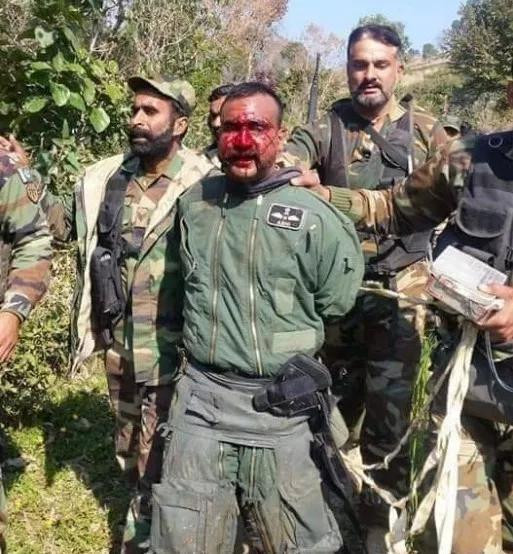 Đánh giá từ nội dung của các giao dịch mua khẩn cấp trước đó, hầu hết số vũ khí mà quân đội Ấn Độ đã mua khẩn cấp đều là vũ khí hàng không; lý do là qua cuộc không chiến với Pakistan, Ấn Độ nhận thấy lỗ hổng của họ, vì vậy họ đã đẩy mạnh việc mua sắm vũ khí trên không. Ảnh: Phi công Ấn Độ bị Pakistan bắt sống.