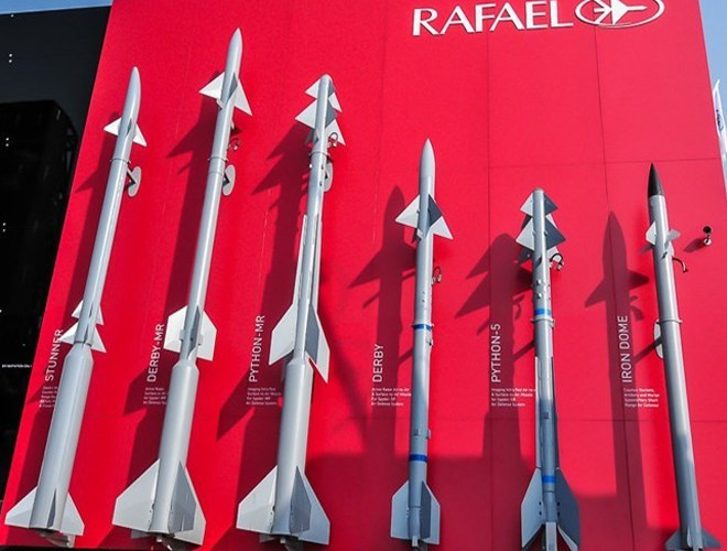 Và một đối tác nữa cũng hưởng lợi từ các mối căng thẳng của Ấn Độ chính là Israel; hiện tại, rất nhiều vũ khí dẫn đường chính xác của Israel đã được tích hợp nên các loại máy bay chiến đấu chủ lực của Ấn Độ như Su-30MKI hoặc MiG-29SMT; và sau khi mua máy bay của Nga, Ấn Độ có khả năng sẽ tức tốc tìm đến Israel để mua vũ khí trang bị cho các loại máy bay chiến đấu mới mua này. Video Trung - Ấn giãn quân sau đụng độ biên giới, châu Á căng thẳng - Nguồn: VTC NOW