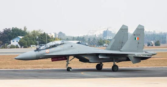 Vào đầu năm 2019, mặc dù Không quân Ấn Độ đã gửi một phái đoàn đến Nga đàm phán về việc mua thêm máy bay chiến đấu MiG-29 và Su-30; tuy nhiên kế hoạch mua thêm này hoàn toàn không gây được sự quan tâm từ chính phủ Ấn Độ, thậm chí ngay từ chính Bộ Quốc phòng của nước này. Ảnh: Chiến đấu cơ Su-30, lực lượng chính của Không quân Ấn Độ