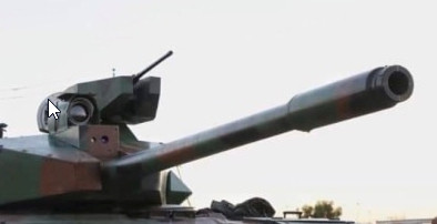 Về vũ khí, khẩu 12,7 mm truyền thống trên xe T-54 được thay thế bằng một trạm vũ khí tự động với súng máy hạng nặng; về pháo chính, khẩu pháo DT-100 nguyên thủy của xe vẫn được giữ nguyên, nhưng được bổ sung ốp bọc nòng, giúp nòng pháo ít bị biến dạng khi bắn liên tục. Ảnh: Pháo và trạm vũ khí tự động của xe tăng Al Kafil-1 - Nguồn: Militarywatchmagazine