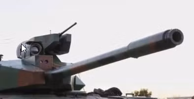 Về vũ khí, khẩu 12,7 mm truyền thống trên xe T-54 được thay thế bằng một trạm vũ khí tự động với súng máy hạng nặng; về pháo chính, khẩu pháo DT-100 nguyên thủy của xe vẫn được giữ nguyên, nhưng được bổ sung ốp bọc nòng, giúp nòng pháo ít bị biến dạng khi bắn liên tục. Ảnh: Pháo và trạm vũ khí tự động của xe tăng Al Kafil-1 - Nguồn: Militarywatchmagazine