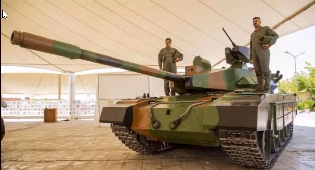 Chưa rõ Al Kafil-1 của Iraq sau khi nâng cấp có sức mạnh thế nào, nhưng quan sát bên ngoài, thấy Al Kafil-1 được trang bị một tháp pháo mới, hai bên sườn tháp pháo và hông xe được lắp thêm giáp phản ứng nổ, giúp cải thiện đáng kể hiệu suất bảo vệ và hệ thống phóng đạn mồi bẫy. Ảnh: Xe tăng Al Kafil-1 - Nguồn: Militarywatchmagazine