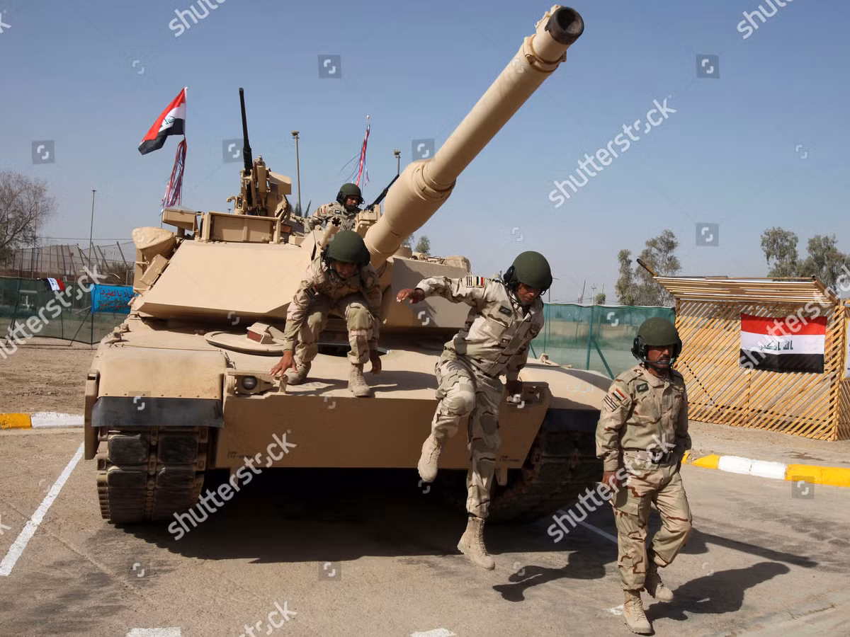 Một lý do nữa mà Quân đội Iraq cũng không mặn mà với vũ khí của Mỹ cũng có thể là lý do chính trị; trong thời gian chiếm đóng Iraq, quân đội Iraq phụ thuộc gần như hoàn toàn vào vũ khí và trang thiết bị do Mỹ cung cấp; tuy nhiên về sau này, các lực lượng vũ trang Iraq đã nhanh chóng giảm bớt sự phụ thuộc vào vũ khí phương Tây bằng cách mua vũ khí từ Trung Quốc, Nga và Hàn Quốc. Ảnh: Xe tăng M1A1 của Quân đội Iraq - Nguồn: Wikipedia.