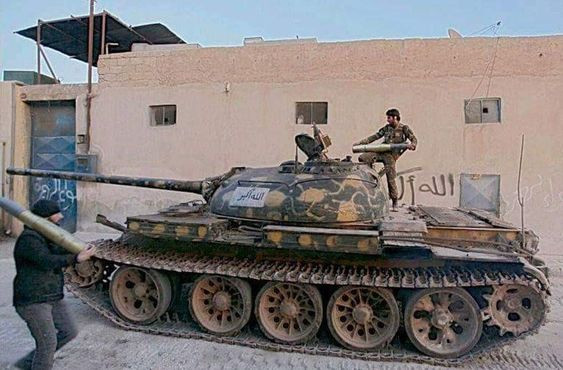 Hiện tại vẫn còn hơn 2.000 xe tăng T-54 vẫn đang được sử dụng trong cuộc nội chiến ở nước láng giềng Syria, và Quân đội Syria đã nhận được rất nhiều sự hỗ trợ từ Triều Tiên để nâng cấp số xe tăng này, bao gồm trang bị máy đo khoảng cách laser, áo giáp mới và cảm biến tiên tiến và nâng cấp xe tăng để giúp nó sống sót tốt hơn. Ảnh: Xe tăng T-54 trong cuộc nội chiến Syria - Nguồn: Pinterest