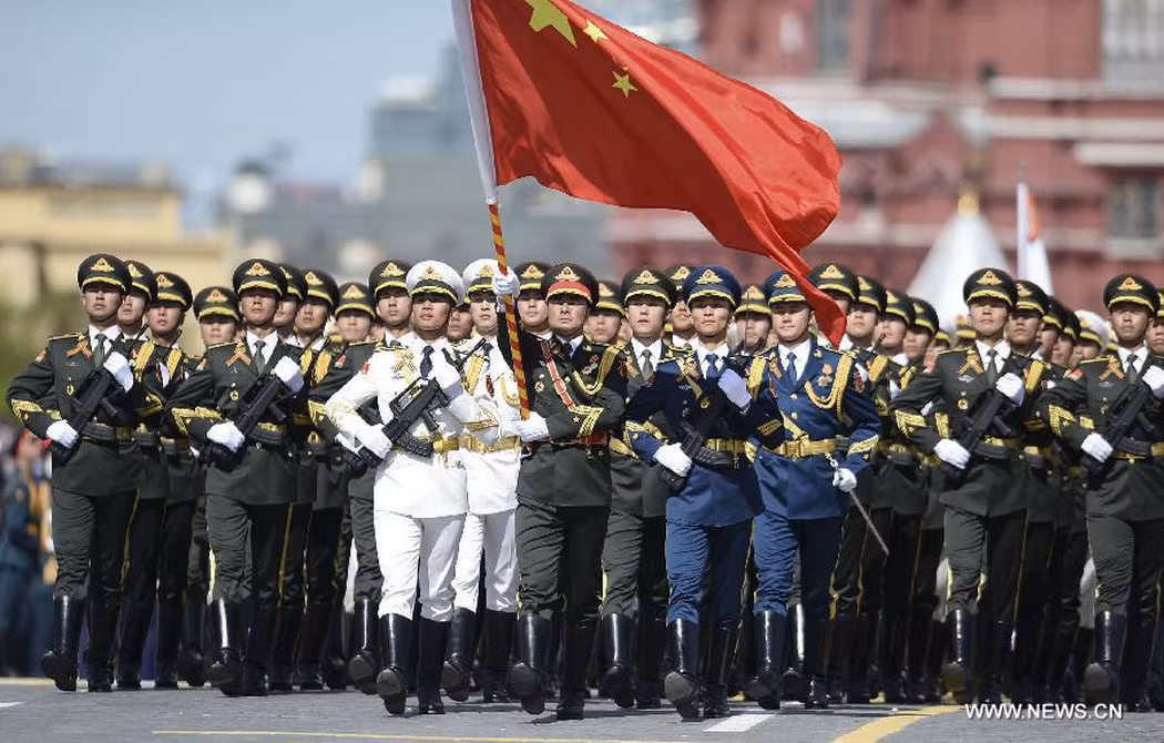 Được biết đây không phải lần đầu tiên Trung Quốc cử binh sĩ tham gia duyệt binh tại Quảng trường Đỏ. Trước đó, vào lễ kỷ niệm 70 năm Chiến thắng phát xít của Nga, Trung Quốc đã cử đội hình với sự tham gia của 102 binh sĩ đại diện cho 3 khối Hải - lục - không quân tham gia buổi lễ. Phía Nga cũng thường xuyên cử các đoàn cũng như khí tài tham gia các sự kiện lớn của Trung Quốc, cho thấy mối quan hệ khăng khít và thường xuyên của quân đội hai nước. Ảnh: Đội hình binh sĩ Trung Quốc tại Quảng trường Đỏ.