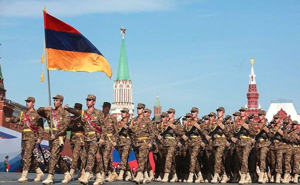 Theo kế hoạch, sẽ có 14.000 binh sĩ thuộc các lực lượng vũ trang của Nga tham dự buổi lễ, đồng thời cùng đoàn nghi lễ của 19 nước, con số người tham gia Ngày chiến thắng phát xít có thể lên đến 64.000 người. Ảnh: Đội hình duyệt binh của quân đội Amernia tại quảng trường Đỏ của Nga.