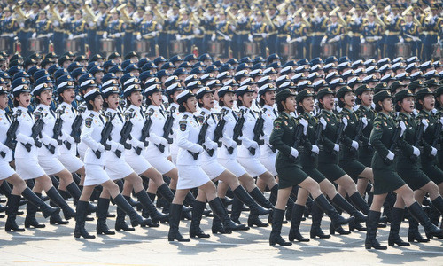 Những đội tiêu binh nghi lễ của quân đội Trung Quốc lâu nay vẫn vô cùng nổi tiếng với điều lệnh vô cùng đẹp mắt, chắc chắn sẽ thu hút sự chú ý của giới quan tâm quân sự Quốc tế, cùng với sự chuẩn bị kỹ lưỡng từ phía chủ nhà Nga, hứa hẹn sẽ mang đến cho người xem một lễ duyệt binh vô cùng hoành tráng. Ảnh: Khối chiến sĩ nữ của Trung Quốc trong một cuộc duyệt binh.