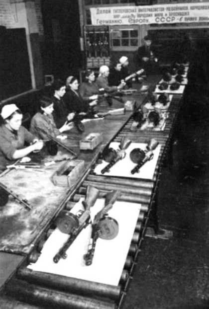 Nhưng trước yêu cầu của cuộc chiến tranh Vệ quốc, đến hết năm 1942, đã có 1,5 triệu khẩu PPSh được giao; tổng cộng trong thời gian chiến tranh, đã có khoảng 6 triệu khẩu PPSh đã được sản xuất. Ảnh: Sản xuất súng PPSh tại nhà máy Stalin tại Moscow trong Thế chiến 2 - Nguồn: Wikipedia.