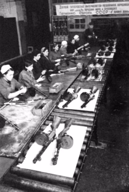 Nhưng trước yêu cầu của cuộc chiến tranh Vệ quốc, đến hết năm 1942, đã có 1,5 triệu khẩu PPSh được giao; tổng cộng trong thời gian chiến tranh, đã có khoảng 6 triệu khẩu PPSh đã được sản xuất. Ảnh: Sản xuất súng PPSh tại nhà máy Stalin tại Moscow trong Thế chiến 2 - Nguồn: Wikipedia.