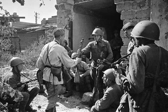 Ngay sau chiến tranh, mẫu súng trường tấn công AK-47 tiên tiến hơn đã thay thế những khẩu PPSh. Tuy nhiên, những khẩu PPSh vẫn được tiếp tục được sản xuất theo giấy phép của Liên Xô tại Hungary, Trung Quốc, Romania. Ảnh: Quân đội Liên Xô với tiểu liên PPSh - Nguồn: Wikipedia.