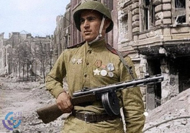 Súng tiểu liên PPSh sử dụng loại đạn 7,62×25 mm (dùng chung đạn với khẩu súng ngắn TT, Việt Nam gọi là khẩu K54). Tuy nhiên, trong những tháng đầu tiên của cuộc chiến tranh Vệ quốc, những khẩu PPSh có trong trang bị rất ít. Ảnh. Một chiến sĩ Hồng quân với tiểu liên PPSh - Nguồn: Wikiwand.