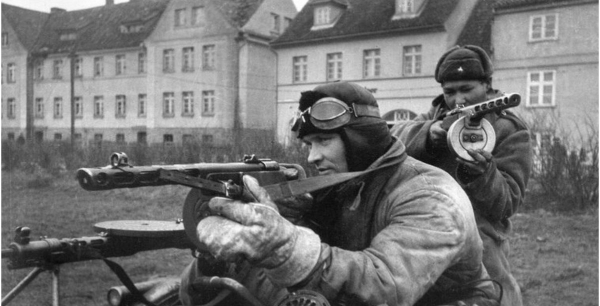 Với việc chế tạo đơn giản, số lượng PPSh đã đủ trang bị cho lực lượng chiến đấu của Hồng quân, thay thế kịp thời những khẩu súng trường, tạo lợi thế quan trọng cho bộ binh của Hồng Quân, đánh bại lực lượng phát xít. Ảnh: Chiến sĩ Hồng quân đang dùng PPSh chiến đấu bảo vệ thành phố Stalingrad - Nguồn. Wikipedia.