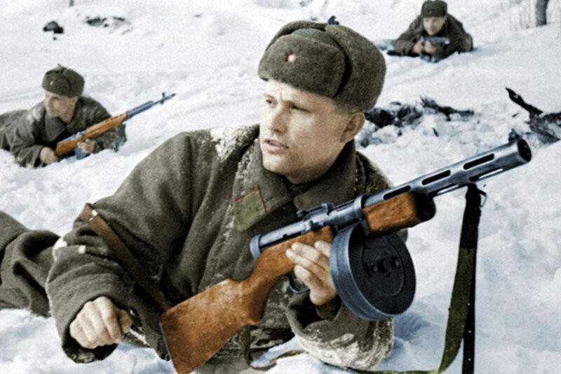 Việc sản xuất hàng loạt súng PPS chỉ được bắt đầu tại nhà máy ở Zagorsk gần Moscow vào tháng 7/1941, nhưng ngay sau đó nhà máy phải sơ tán. Cho đến cuối năm 1941, chỉ mới có 90.000 khẩu PPSh được trang bị cho quân đội. Ảnh. Một chiến sĩ Hồng quân với tiểu liên PPSh - Nguồn: Wikiwand.