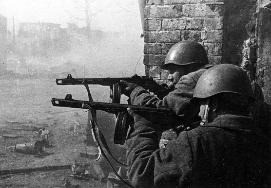 Như với bất kỳ loại vũ khí nào, PPSh không chỉ có ưu điểm, mà còn có những nhược điểm; thứ nhất, súng có kích thước và trọng lượng lớn, bất cập trong việc sử dụng chiến đấu trong chiến hào và không gian chật hẹp khi tác chiến đô thị. Ảnh: Chiến sĩ Hồng quân đang dùng PPSh chiến đấu bảo vệ thành phố Stalingrad - Nguồn. Wikipedia.