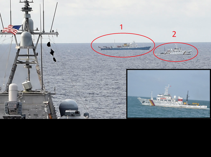 Một sự kiện thu hút được rất nhiều chú ý trên Biển Đông thời gian gần đây đó là việc tàu tác chiến ven bờ của Hải quân Hoa Kỳ mang số hiệu USS Gabrielle Giffords (LCS-10) trong một chuyến tuần tra đã bất ngờ chạm mặt tàu khảo sát địa chất Hải Dương 4 của Trung Quốc, cùng với đó là sự xuất hiện của tàu thuộc lực lượng Kiểm ngư Việt Nam đang làm nhiệm vụ. Ảnh: Tàu chiến Mỹ bất ngờ chạm mặt tàu Hải Dương 4 Trung Quốc (số 1) sự xuất hiện của tàu Kiểm ngư Việt Nam (số 2). Ảnh: Hải quân Mỹ.