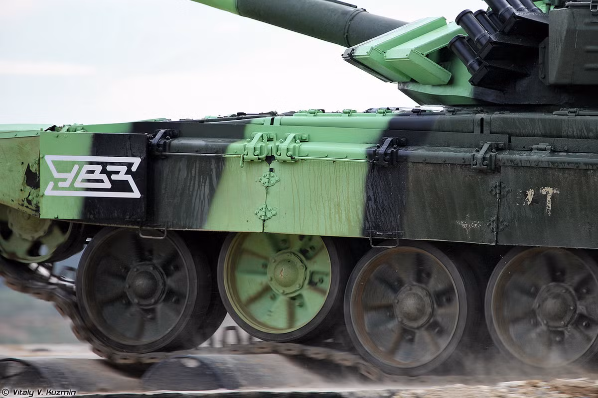 Đặc biệt nhất là hệ thống động cơ của T-72B3M, người ta quyết định thay thế động cơ V-84 780hp để thay bằng động cơ V-92S2F đẩy công suất lên 1.130hp kết hợp hộp số tự động và hệ thống lái cải tiến. Ảnh: Vitaly-Kuzmin