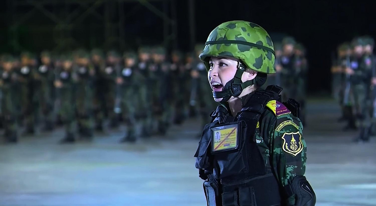 Rất nhiều những vị trí tướng lĩnh cấp cao trong quân đội Thái Lan có thể được đảm nhiệm bởi các Đại tá hoặc thấp hơn trong quân đội. Thực tế là không nhất thiết phải phong hàm "thoải mái" như vậy. Theo thống kê, một tướng lĩnh của quân đội Thái Lan chỉ có 660 binh sĩ, sĩ quan dưới cấp, trong khi đó một tướng lĩnh quân đội Việt Nam có hơn 1.200 binh sĩ, sĩ quan dưới cấp và một tướng lĩnh quân đội Mỹ là khoảng 1.600. Qua đó cho thấy sự khủng khiếp trong số lượng tướng/lính trong quân đội Thái Lan như thế nào. Ảnh: Thiếu tướng Sineenat chỉ đạo cuộc diễn tập