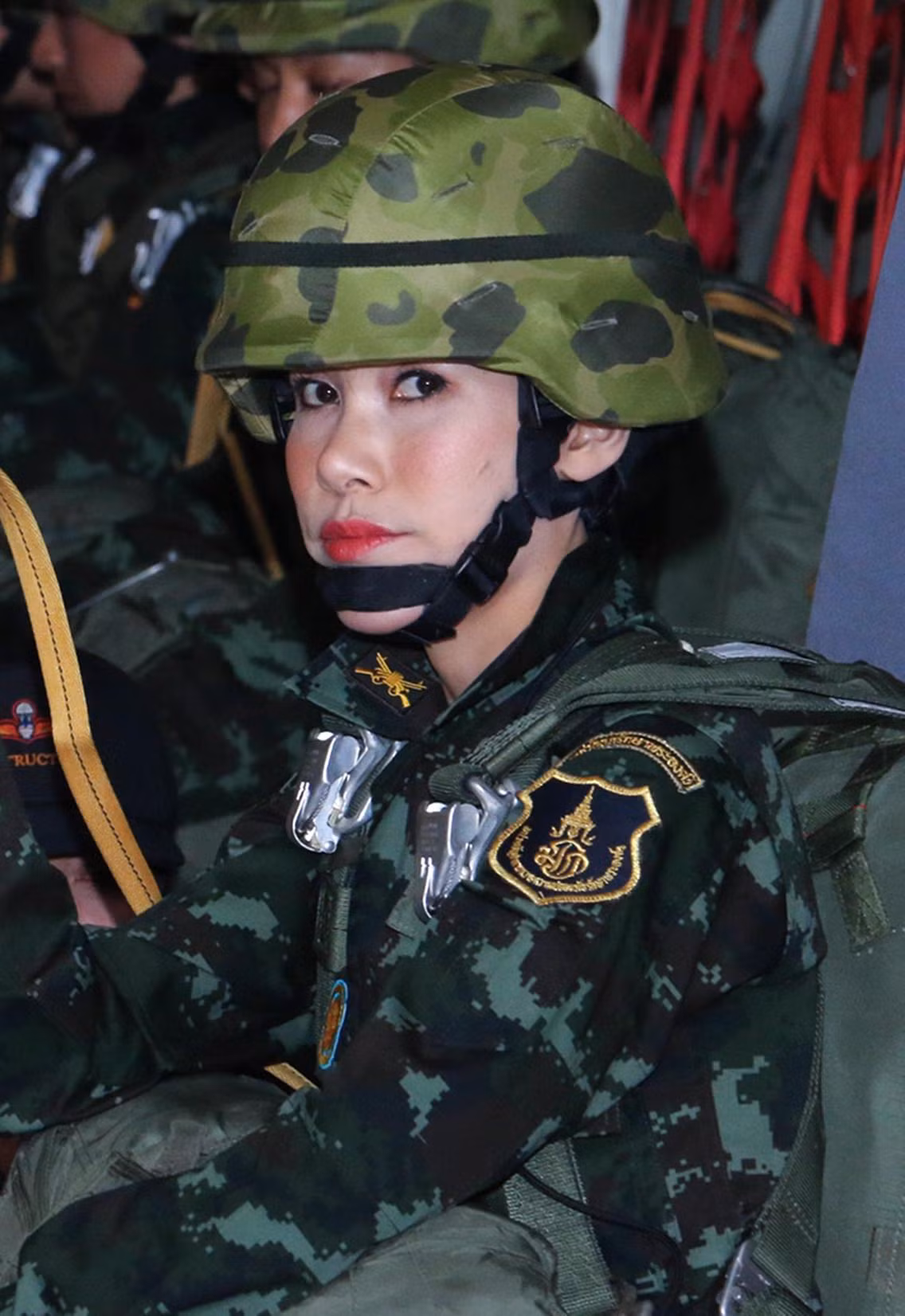 Có một sự thật vô cùng thú vị đó là Thái Lan hiện nay là quân đội có nhiều tướng lĩnh nhất trên thế giới với gần 1.000 tướng lĩnh đang tại vị, trong khi đó quân số nước này chỉ có hơn 300.000 người, và trên thực tế thì cũng chỉ 25% tướng lĩnh là có thực quyền. Đây là một bất cập rất lớn trong hệ thống chỉ huy của quân đội Thái Lan từ nhiều năm nay. Ảnh: Tướng Sineenat trong diễn tập đổ bộ đường không cùng lính dù