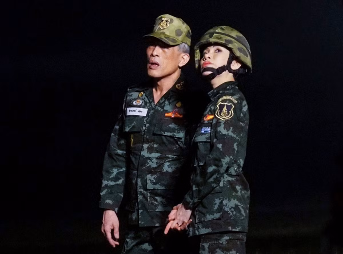 Sau khi bị phế truất vào tháng 10/2019, Hoàng quý phi Sineenat đã không còn xuất hiện trước truyền thông đại chúng, và người ta cho là cô đã ở Đức trong suốt thời gian từ đó tới nay, nơi mà đức vua Rama X cũng đang sinh sống phần lớn thời gian để tránh đại dịch COVID-19. Sự quay trở lại hứa hẹn rằng trong thời gian sắp tới, sự nghiệp quân nhân của Hoàng quý phi chắc chắn sẽ còn thăng tiến hơn nữa và tương lai hoàn toàn có thể lên chức vụ Đại tướng. Ảnh: Quý phi Sineenat và vua Rama X trong bộ quân phục đang theo dõi cuộc tập trận của lực lượng lính dù Thái Lan.