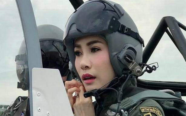  Hoàng quý phi Thái Lan Sineenat Wongvajirapakdi sinh ngày 26/1/1985 tại tỉnh Nan, miền bắc Thái Lan. Bà tốt nghiệp trường Cao đẳng điều dưỡng Quân đội Hoàng gia Thái Lan vào năm 2008. Ngoài ra bà cũng từng được đào tạo phi công ở cả trong và ngoài nước. Ảnh: Thiếu tướng Sineenat trước khi bước vào chuyến bay trên chiếc huấn luyện cơ của Không quân Thái