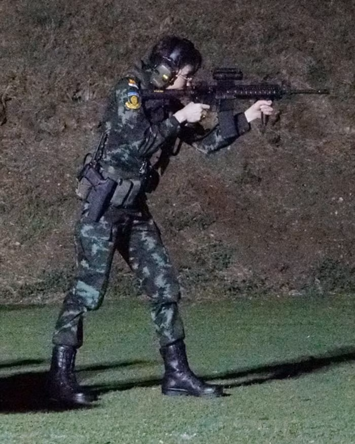 Dẫu vậy, cũng phải nói rằng quý phi Sineenat là một quân nhân có năng lực, cô có thể vận hành phi cơ, nhảy dù từ máy bay cánh bằng, tác chiến với các loại vũ khí hiện đại giống như một nam chiến sĩ và được sử dụng trong lực lượng cận vệ Hoàng gia. Ảnh: Thiếu tướng Sineenat thực hành tác xạ với súng Carbin M-4