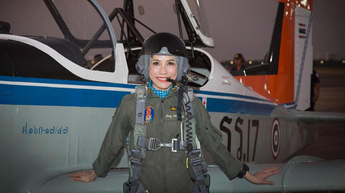 Tháng 7/2019, Vua Vajiralongkorn (tức Rama X) đã ban tước vị “Chao Khun Phra”, tức Hoàng quý phi cho Sineenat Wongvajirapakdi. Sự việc diễn ra chỉ 2 tháng sau khi nhà vua kết hôn với Hoàng hậu Suthida, người vợ thứ tư của ông. Và đây cũng là lần đầu tiên sau gần 90 năm, kể từ khi Thái Lan thành lập chế độ Quân chủ lập hiến, Hoàng gia Thái Lan mới khôi phục lại ngôi vị Hoàng quý phi. Ảnh: Hoàng quý phi Sineenat bên cạnh chiếc phi cơ của Không quân Thái Lan.