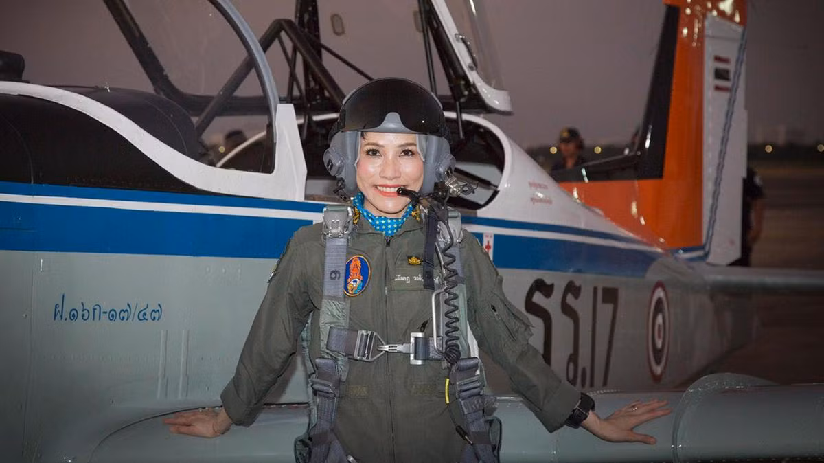 Tháng 7/2019, Vua Vajiralongkorn (tức Rama X) đã ban tước vị “Chao Khun Phra”, tức Hoàng quý phi cho Sineenat Wongvajirapakdi. Sự việc diễn ra chỉ 2 tháng sau khi nhà vua kết hôn với Hoàng hậu Suthida, người vợ thứ tư của ông. Và đây cũng là lần đầu tiên sau gần 90 năm, kể từ khi Thái Lan thành lập chế độ Quân chủ lập hiến, Hoàng gia Thái Lan mới khôi phục lại ngôi vị Hoàng quý phi. Ảnh: Hoàng quý phi Sineenat bên cạnh chiếc phi cơ của Không quân Thái Lan.