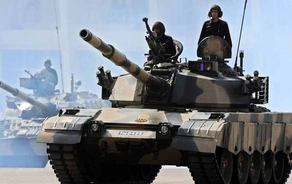 Xe sử dụng kíp lái 4 người tương tự Type-59 với việc bổ sung thêm giáp phản ứng nổ ERA, giáp lồng và giáp váy. Xe có trọng lượng 44 tấn, dài 9.5m, rộng 3.3m, cao 2.5m. Hiện nay Pakistan đang có trong biên chế hơn 500 xe loại này. Ảnh: Xe tăng Al-Zarrar trong một lễ duyệt binh.