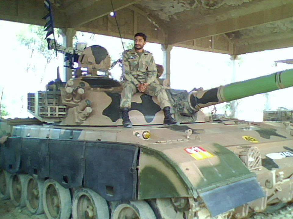 Type-80 là phiên bản xuất khẩu của Type-88, có trọng lượng khoảng 38-39 tấn, kíp lái 4 người, sử dụng một động cơ Diesel công suất 730 mã lực cho phép xe tăng có thể đạt tốc độ tối đa 57km/h và tầm tác chiến 450km (lên đến 600km với thùng dầu phụ). Ảnh: Binh sĩ Pakistan trên một chiếc Type-80 của họ.