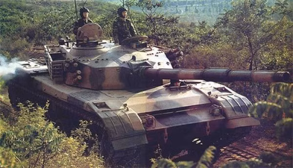 Type-80/88 có chiều dài 10.3m, rộng 3.372m, cao 2.3m, trang bị một pháo cỡ nòng 105mm, một súng máy đồng trục 7.62mm và một súng máy phòng không hạng nặng 12.7mm đặt trên tháp pháo. Hiện nay, Pakistan đang vận hành trên 250 xe loại này. Ảnh: Xe tăng Type-88 Trung Quốc (phiên bản nội địa của Type-80) trong huấn luyện.