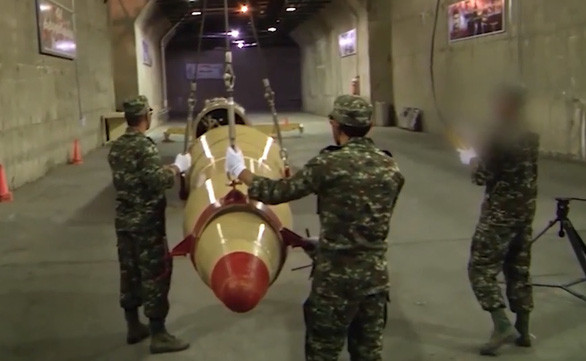 Quân đội Iran cho biết hiện nay trên thế giới có hai khái niệm về tên lửa phóng thẳng đứng là phóng lạnh và phóng nóng. Chế độ phóng nóng đòi hỏi yêu cầu kỹ thuật cao hơn, khi ống phóng của tên lửa và phải chịu được nhiệt độ cao của nhiên liệu cháy. Ảnh: Quân đội Iran lắp đầu đạn cho tên lửa Qiam-1. Nguồn: Missile Threat