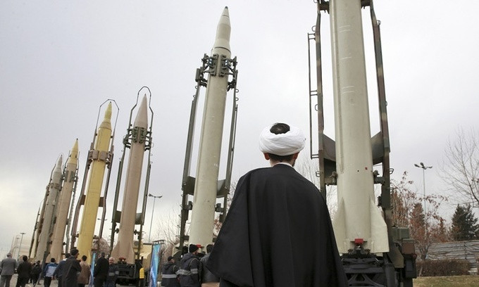 Có thông tin cho rằng, Iran đã thử nghiệm hai tên lửa đạn đạo ngầm, sử dụng nhiên liệu rắn và được trang bị hệ thống làm lệch vector lực đẩy; giúp nâng cao khả năng xuyên phá của tên lửa và mang lại những thách thức chưa từng có cho quân đội Mỹ và đồng minh của Mỹ. Ảnh: Các mẫu tên lửa được Iran trưng bày tại một cuộc triển lãm quân sự ở Tehran hồi tháng 2/2019. Nguồn: AP.
