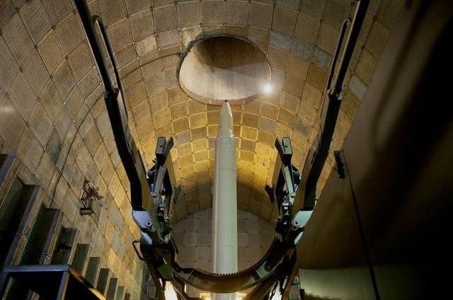 Theo tình huống giả định của cuộc tập trận, mặc dù bị Mỹ tấn công bất ngờ, Iran đã nhanh chóng phản công, phóng tên lửa đạn đạo chôn sẵn từ một boongke sâu dưới lòng đất; đây là công nghệ độc quyền do Iran phát triển, hoàn toàn khác với tên lửa đạn đạo phóng từ các hầm phóng (silo), của các quốc gia khác. Ảnh: Một tên lửa đạn đạo trong hầm phóng. Nguồn: Missile Threat