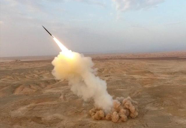 Ngoài tập trận phòng không, bao vây tiêu diệt mục tiêu “tàu sân bay” của Mỹ, quân đội Iran đã phóng tên lửa đạn đạo "tàng hình" mới, đầu tiên trên thế giới; tên lửa được phóng từ một boongke bí mật dưới lòng đất. Ảnh: Tên lửa đạn đạo Iran được phóng từ trong lòng đất. Nguồn: Sina