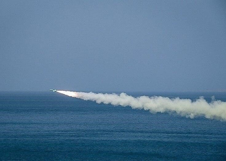 Vì loại tên lửa này giữ được bí mật tuyệt đối trước khi phóng, nên Mỹ sẽ không thể tìm thấy dấu vết của trận địa tên lửa, ngay cả khi Mỹ triển khai thêm vệ tinh do thám trên khắp Trung Đông. Khiến một số lượng lớn vệ tinh của Mỹ bất lực, nâng cao đáng kể khả năng sống sót và tính bất ngờ của tên lửa Iran. Ảnh: Iran phóng tên lửa chống hạm trong cuộc diễn tập. Nguồn: Sina