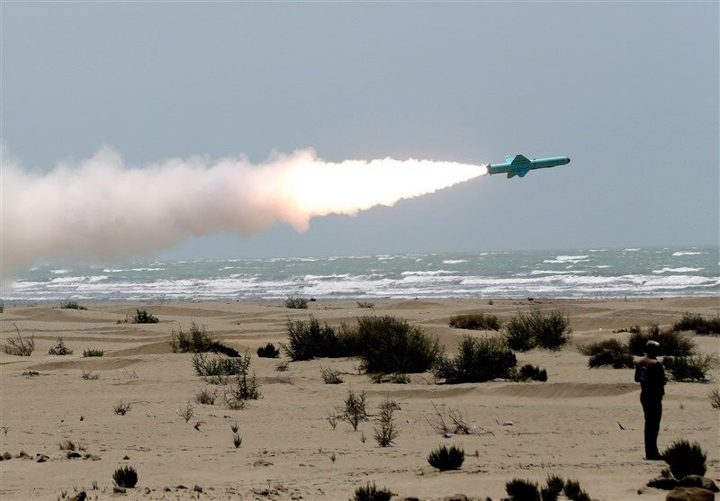 Các chuyên gia quân sự Nga cho rằng, công nghệ tên lửa đạn đạo phóng từ boongke ngầm mới của Iran là duy nhất trên thế giới hiện nay. Mặc dù Mỹ và Liên Xô đã có những nỗ lực tương tự trong Chiến tranh Lạnh, nhưng họ không tiếp tục phát triển cách phóng như vậy. Ảnh: Iran phóng tên lửa chống hạm trong cuộc diễn tập. Nguồn: Sina