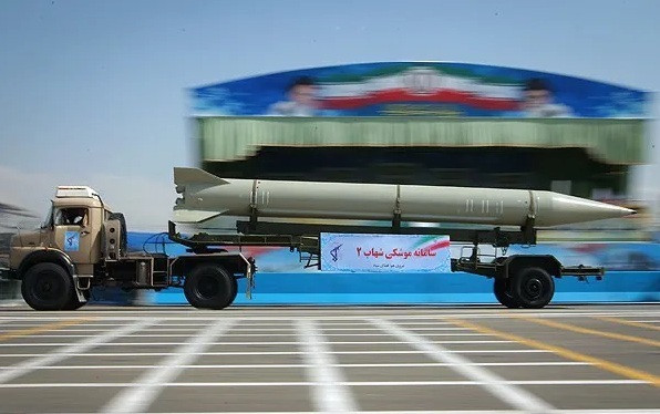 Và hiện nay, Iran đã chứng tỏ rằng, họ đang dẫn đầu thế giới trong lĩnh vực này. Hiện Nga quan tâm đến công nghệ tên lửa tàng hình của Iran, tuy nhiên Nga kiên quyết không trợ giúp hoặc chia sẻ về công nghệ đạn đạo với Iran dưới bất kỳ hình thức nào. Ảnh: Tên lửa Shahab-2. Nguồn: Missile Threat/ FARS