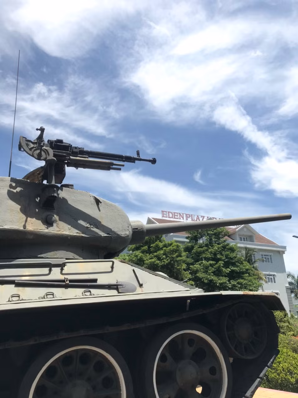 Xe tăng T-34-85 có khối lượng 26.5 tấn, dài 6.68m, rộng 3m, cao 2.45m, kíp lái 5 người, tốc độ tối đa 53km/h, phạm vi tác chiến từ 250-300km.