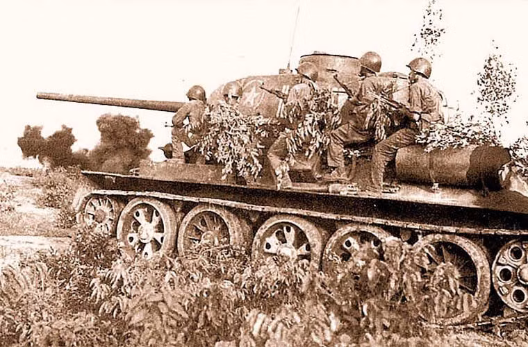 Hiện nay, lực lượng tăng thiết giáp Việt Nam đã đưa vào vận hành các xe tăng T-90 S/SK cùng số lượng lớn các xe tăng T-54/55 và Type-59 có trong biên chế đã thay thế hoàn toàn vị trí của “Lão tướng” T-34-85, tuy nhiên thỉnh thoảng người ta vẫn thấy thấp thoáng những tháp pháo 85mm của nó như những lô cốt phòng thủ trên các đảo tiền tiêu cũng như trong công tác huấn luyện. Ảnh: Bộ binh phối hợp tác chiến cùng xe tăng T-34-85.