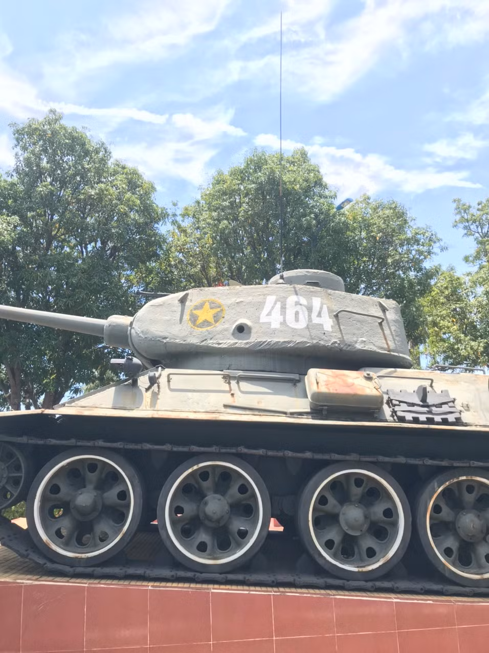 Năm 1971, T-34-85 tham gia chiến dịch Cánh đồng chum tại Lào. Tiểu đoàn 195 thuộc trung đoàn 202 có 2 đại đội 9 và 18, trang bị 18 xe T-34, 3 xe PT-76 và 4 xe thiết giáp K-63 đã chi viện bộ binh, các xe tăng T-34 dẫn đầu mũi tiến công tiêu diệt lô cốt và hỏa điểm của địch, đánh chiếm các cứ điểm, lập chiến công vô cùng xuất sắc.