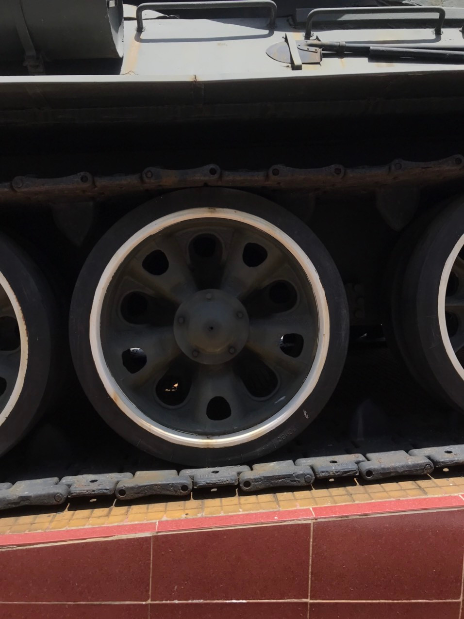 Xe tăng T-34-85 sử dụng bộ truyền động bánh xích với 5 bánh chịu lực mỗi bên. Ảnh: Cận cảnh bánh chịu lực của xe tăng T-34-85. Loại bánh chịu lực nguyên bản của xe đã được Việt Nam thay thế bằng loại bánh chịu lực dạng 5 cánh sao tương tự như xe tăng T-55 hoặc dạng 12 cánh tương tự như xe tăng T-54.