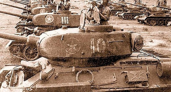 T-34-85 là loại xe tăng vô cùng nổi tiếng, biểu tượng của Hồng quân Liên Xô trong cuộc đại chiến thế giới lần II. Phiên bản đầu tiên T-34/76 được đưa vào sản xuất từ năm 1940 không lâu trước khi quân Đức phát xít vượt biên giới đánh vào lãnh thổ Liên Xô năm 1941. Sang đến năm 1943, lãnh đạo Liên Xô quyết định nâng cấp những chiếc T-34 bằng loại pháo mới mạnh mẽ hơn, và thế là phiên bản T-34-85 ra đời với việc sử dụng pháo 85mm thay cho pháo 76mm trên các xe T-34 cũ. Ảnh: Xe tăng T-34-85 của bộ đội Tăng-thiết giáp Việt Nam.
