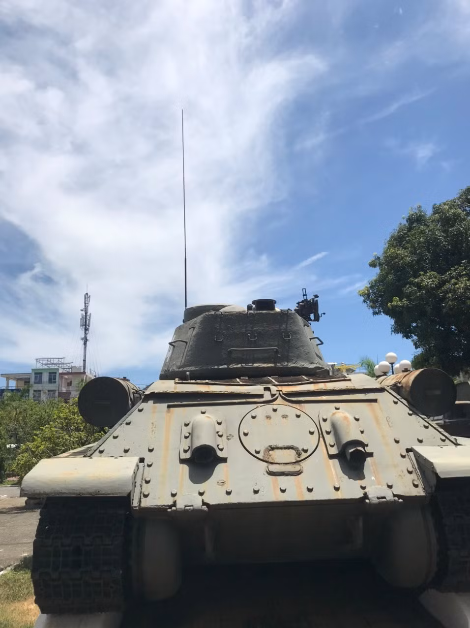 Phía sau xe tăng T-34-85 với hệ thống ống xả của xe.