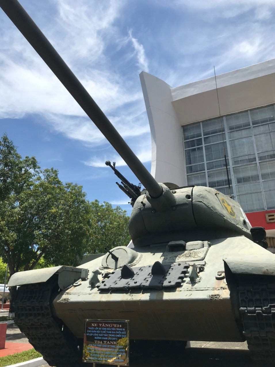 Xe được trang bị một pháo chính 85mm Zis-s-53 hoặc D-5T, 1 súng máy DT đồng trục với pháo chính cỡ nòng 7.62mm và một súng máy DT ở mặt giáp trước sử dụng bởi xạ thủ súng máy ngồi song song với lái xe. Ảnh: Cận cảnh súng máy DT ở mặt giáp trước của T-34-85.