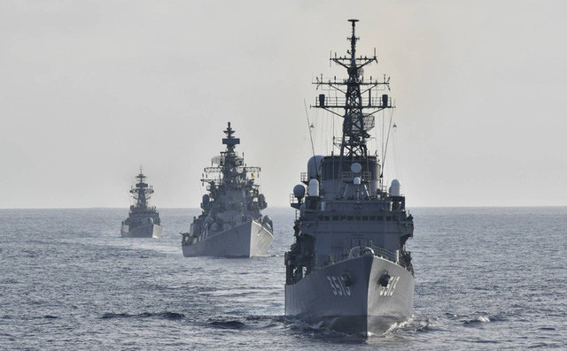 Còn với Nhật Bản, mặc dù không phải là đồng minh của Ấn Độ, nhưng Nhật Bản vẫn thể hiện sự “đoàn kết” với Ấn Độ, khi tiến hành tổ chức các cuộc tập trận hải quân chung giữa hai bên và hai bên cam kết sẵn sàng chia sẻ các thông tin tình báo. Ảnh: Tàu chiến Ấn Độ và Nhật Bản tham gia tập trận ở Ấn Độ Dương giữa bối cảnh căng thẳng biên giới Trung-Ấn gia tăng. Nguồn: Lực lượng phòng vệ hàng hải Nhật Bản.