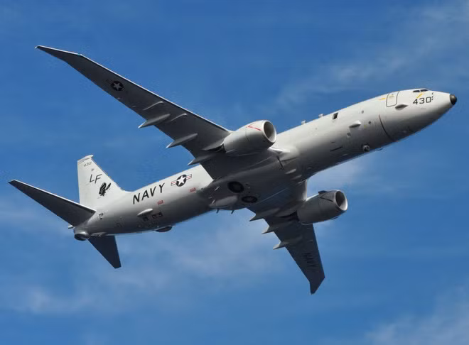 Theo Cơ quan Sáng kiến minh bạch chiến lược Biển Đông (SCSPI) - Đại học Bắc Kinh (Trung Quốc) công bố ngày 1/8 vừa qua, Quân đội Mỹ đã điều động 67 lượt máy bay tới Biển Đông để thực hiện các hoạt động trinh sát, chủ yếu là nhằm vào Trung Quốc. Con số này đã tăng lên đáng kể so với tháng năm và tháng sáu, trong đó gần gấp đôi số lượng của tháng năm. Ảnh: Máy bay tuần thám săn ngầm P-8A Poseidon của Hải quân Mỹ.