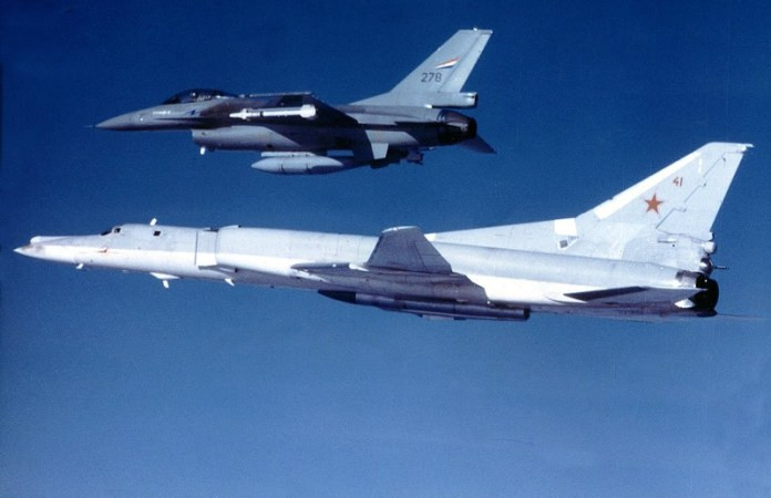 Theo truyền thông Thổ Nhĩ Kỳ, một máy bay ném bom siêu âm tầm xa Tu-22M3 của không quân Nga trong lúc đang tuần tra trên biển Đen đã bị một máy bay F-16 Thổ Nhĩ Kỳ chặn đứng và buộc quay đầu. Ảnh: Máy bay ném bom Tu-22M3 của Nga bị một máy bay F-16 của không quân Na Uy áp sát.