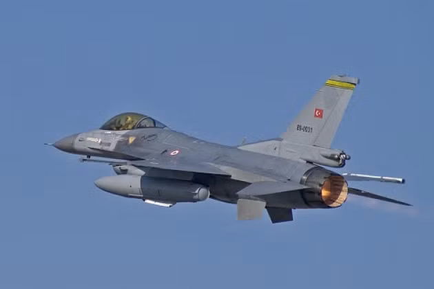 Các máy bay F-16 của Thổ Nhĩ Kỳ đã có một bảng thành tích khá nổi bật trên chiến trường Syria trong đó có vụ việc đã từng bắn rơi một máy bay Su-24 của không quân Nga hồi năm 2015 tại biên giới Syria - Thổ Nhĩ Kỳ. Sự kiện này lúc bấy giờ đã đẩy mối quan hệ Moscow - Ankara đến bờ vực thẳm và Nga đòi trả đũa một cách quyết liệt. Ảnh: Một tiêm kích F-16 của Thổ Nhĩ Kỳ.
