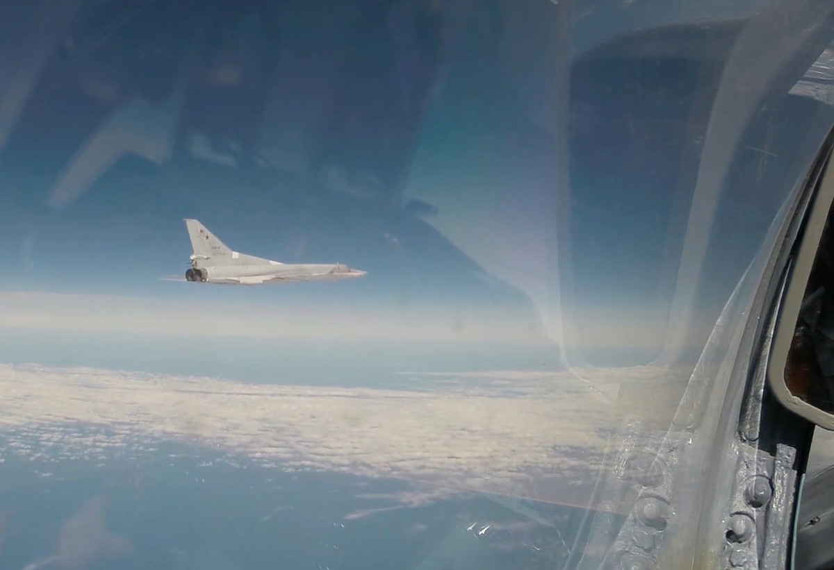 Máy bay được thiết kế theo kiểu cánh cụp cánh xòe, có chiều dài 42.4m, sải cánh 23.3m, trọng lượng cất cánh tối đa 126.5 tấn. Tu-22M3 được trang bị 2 động cơ phản lực NK-25 cho phép nó đạt tốc độ tối đa March 1.88. Ảnh: Một chiếc Tu-22M3 đang thực hiện chuyến bay tuần tra của mình.